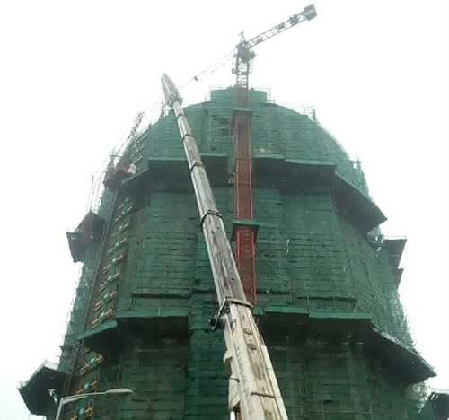 江城吊车在工地上作业